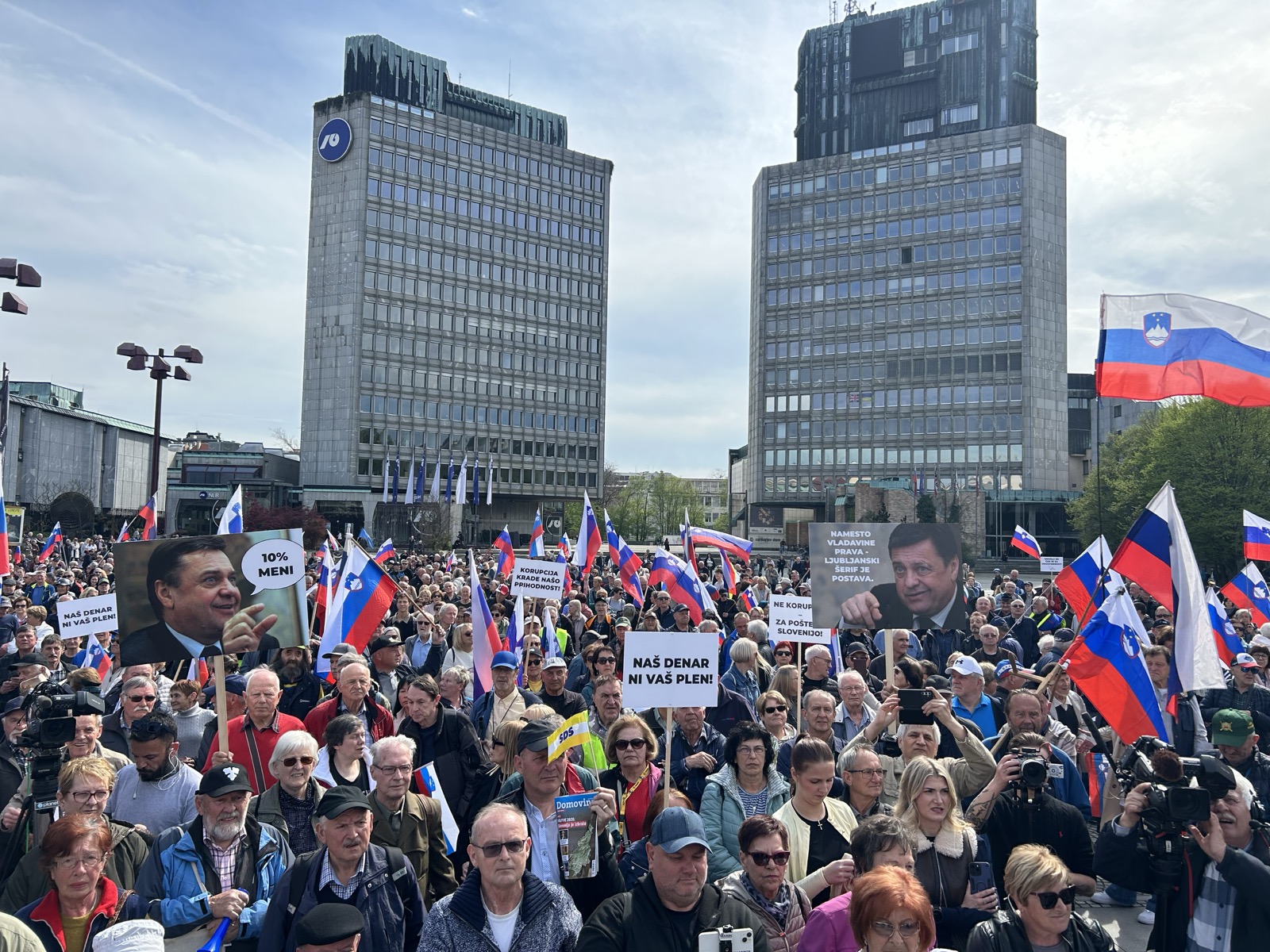 Protikorupcijski shod na Trgu republike