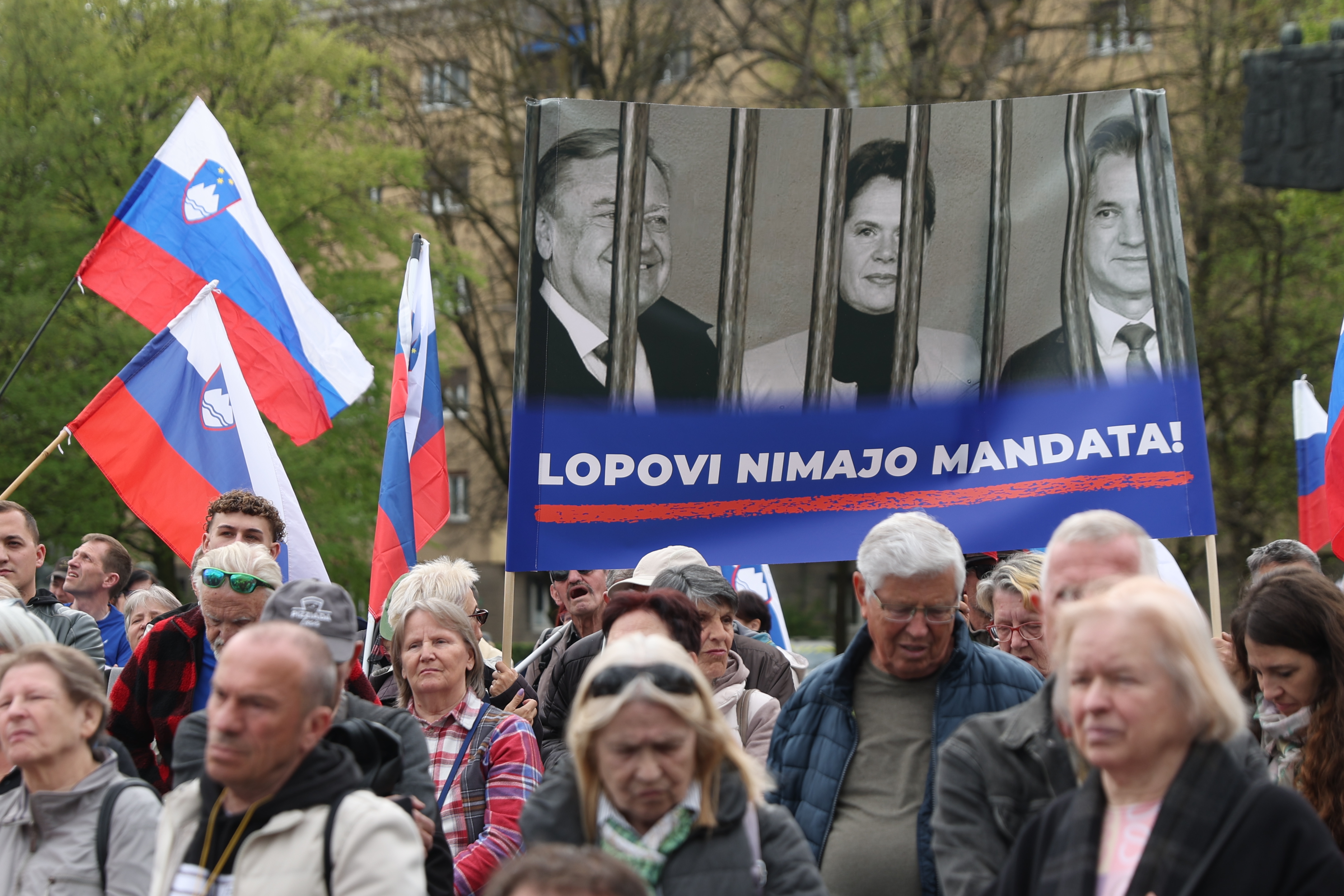 Protikorupcijski shod na Trgu republike