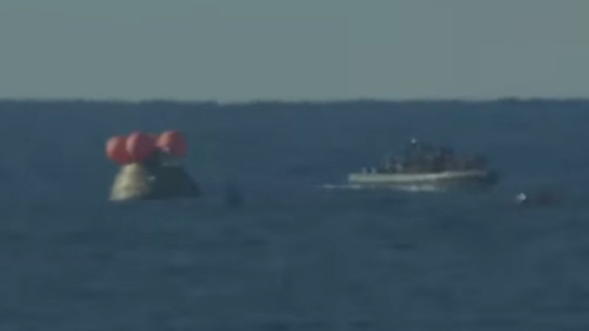 reševalni čoln ob plovilu Orion