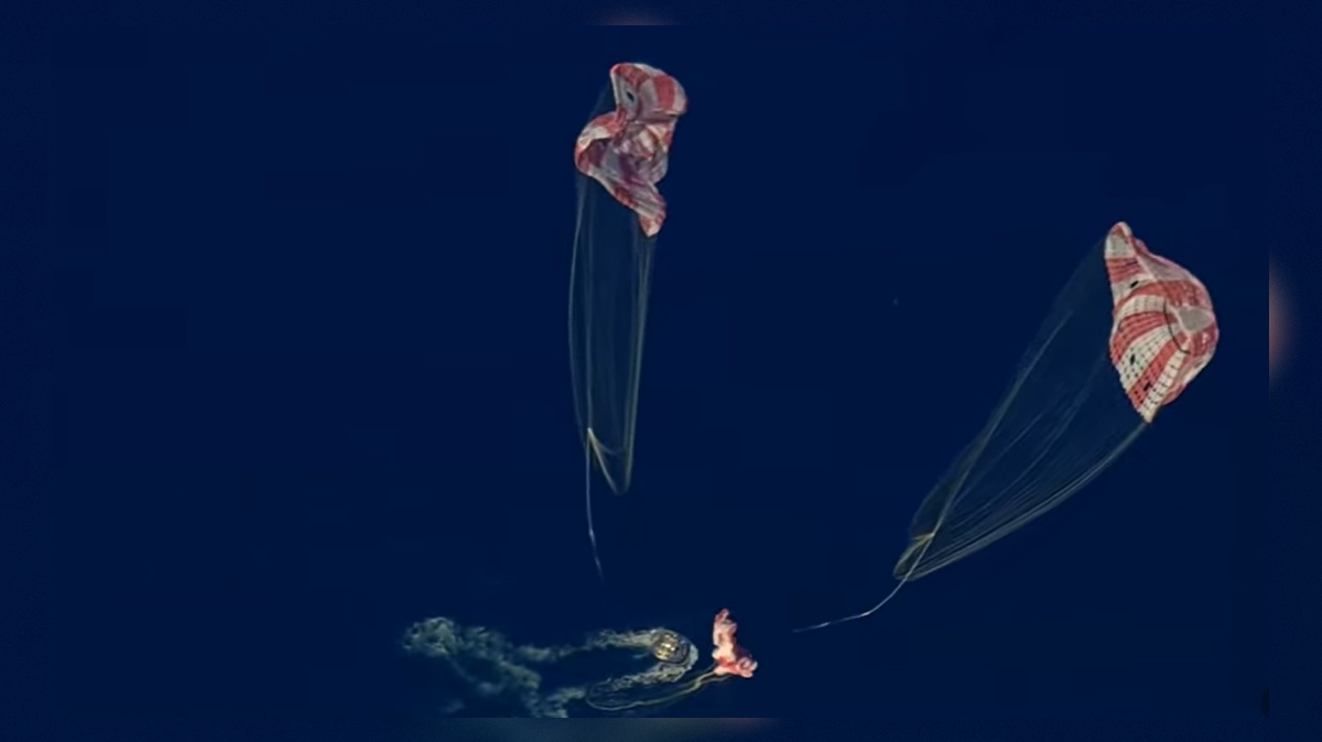 plovilo Orion ob pristanku na gladino oceana