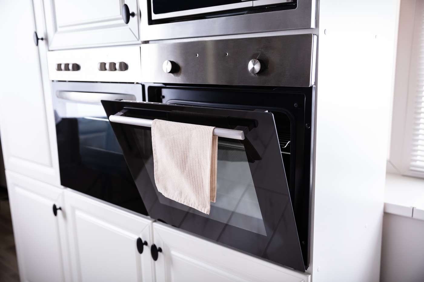 kuhinjska krpa, obešena na vratih pečice