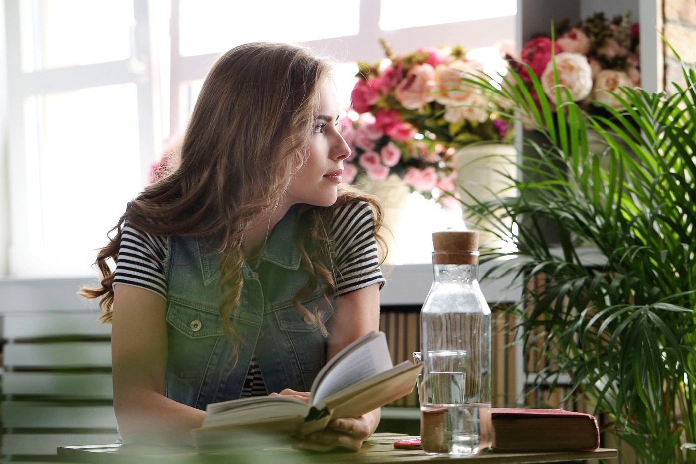 zamišljena ženska, ki bere knjigo