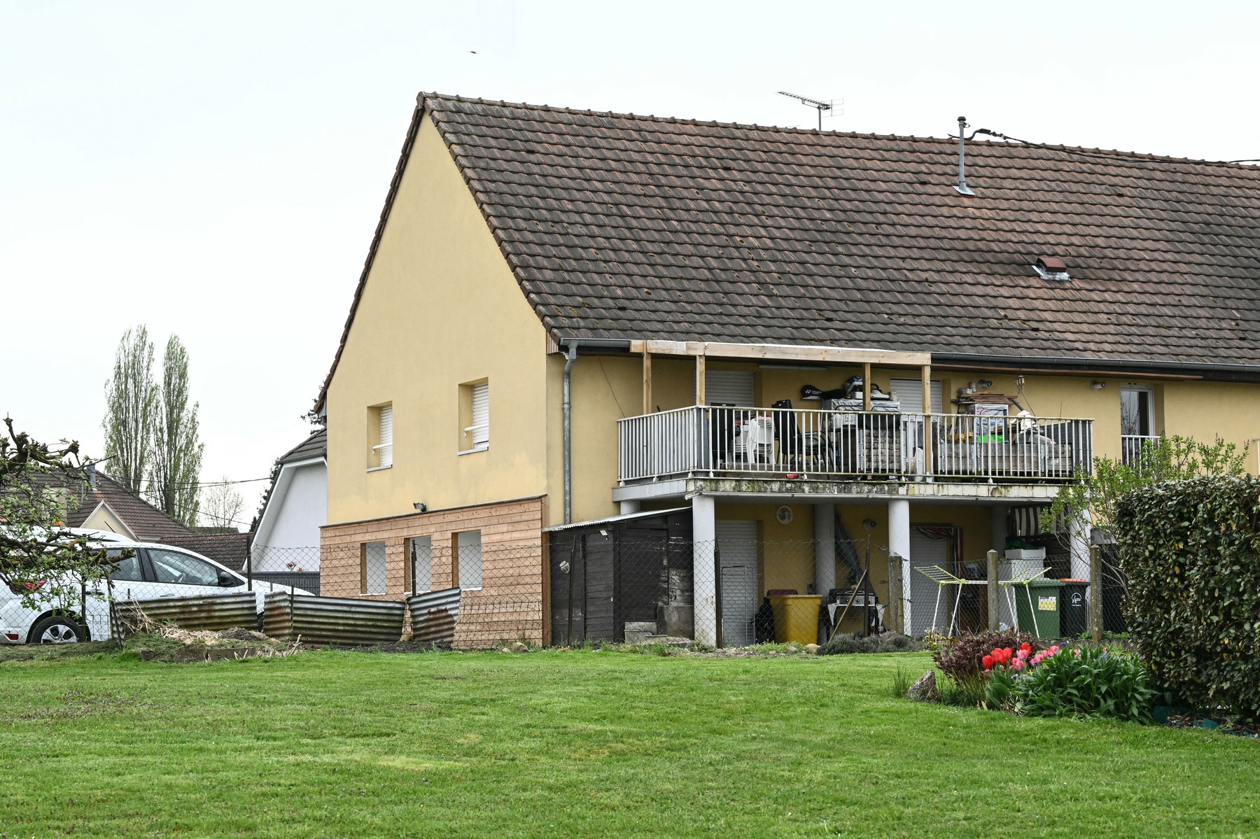 Zgradba, pred katero je bil parkiran kombi, v katerem je bil zaprt deček