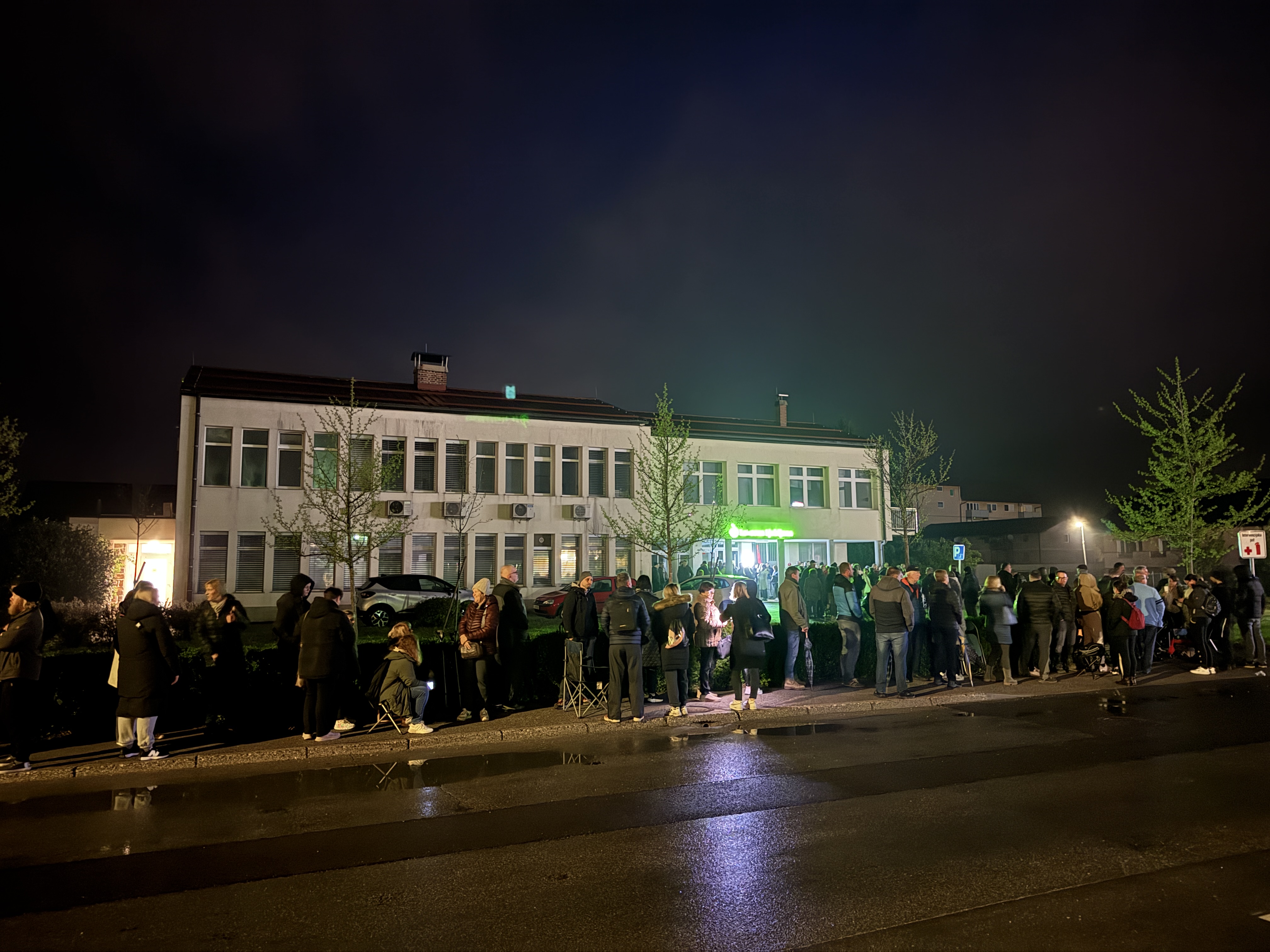 Dolga vrsta pred ambulanto v Borovnici