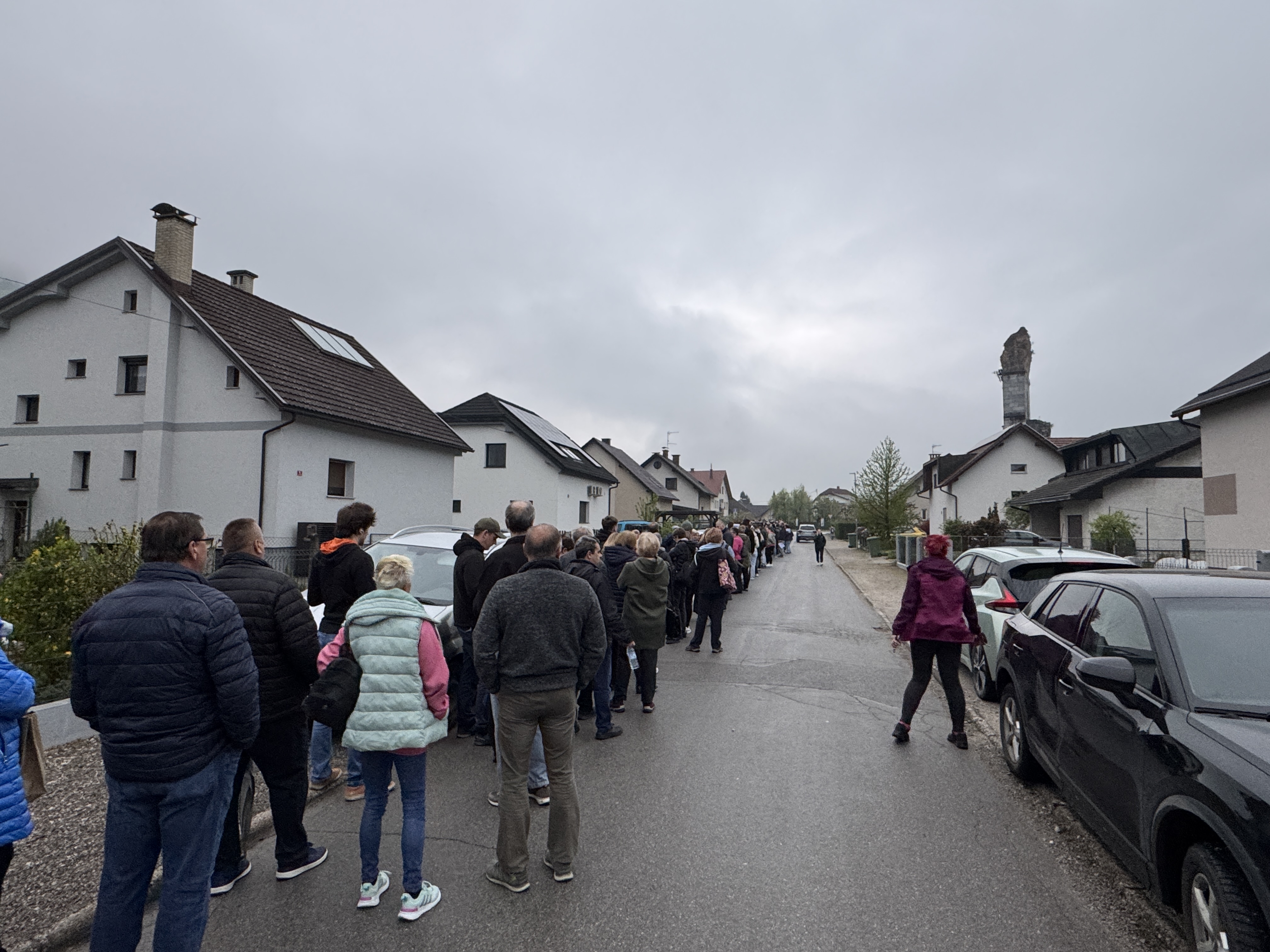 Dolga vrsta pred ambulanto v Borovnici