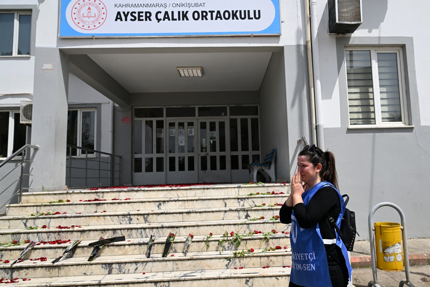 Vrtnice pred turško šolo, kjer se je zgodil strelski napad