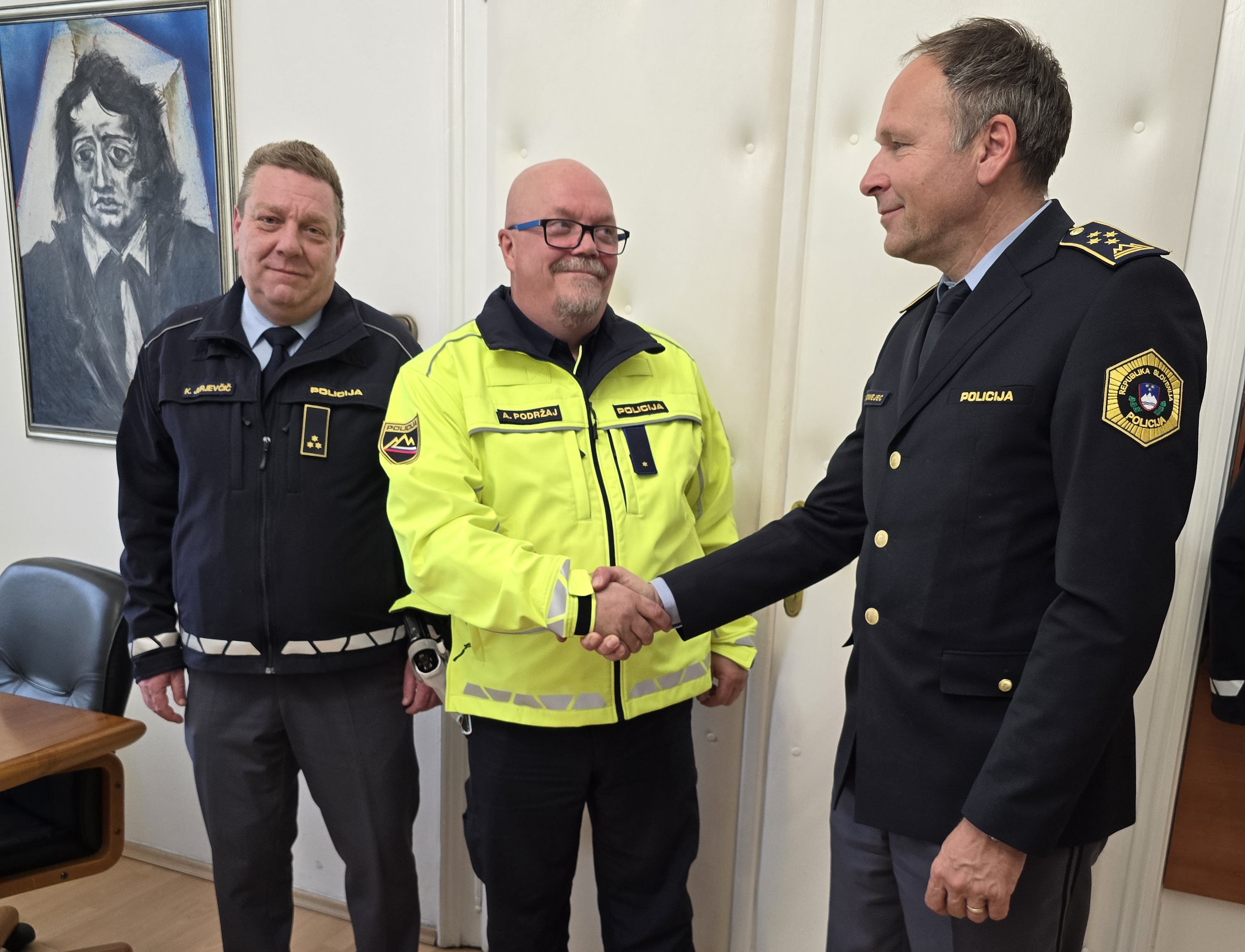 policist železnica rešil.png