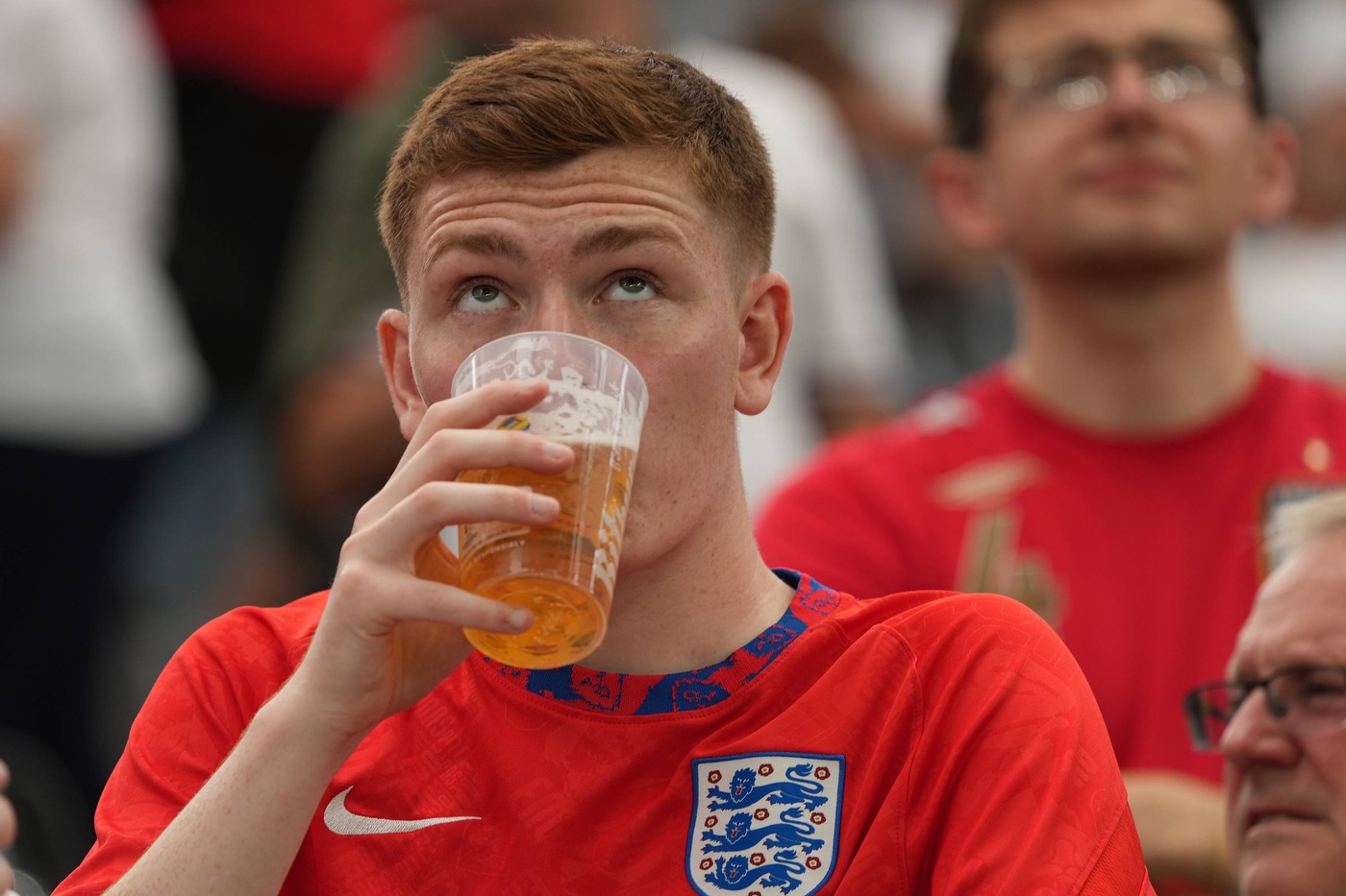 Navijač angleške reprezentance pije pivo