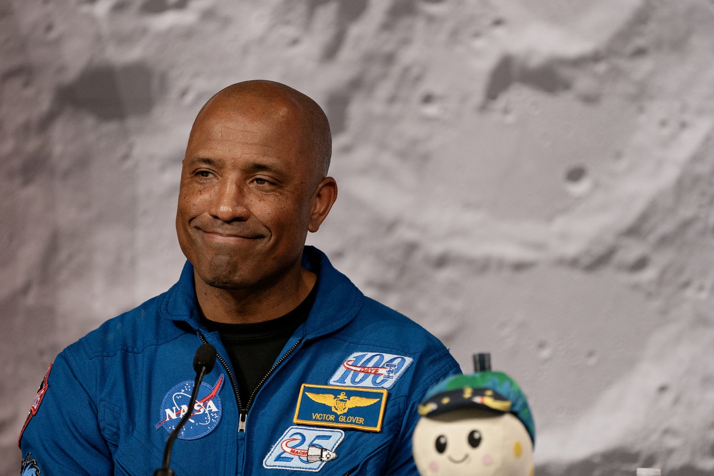 Victor Glover, pilot misije Artemis II na novinarski konferenci po vrnitvi na Zemljo