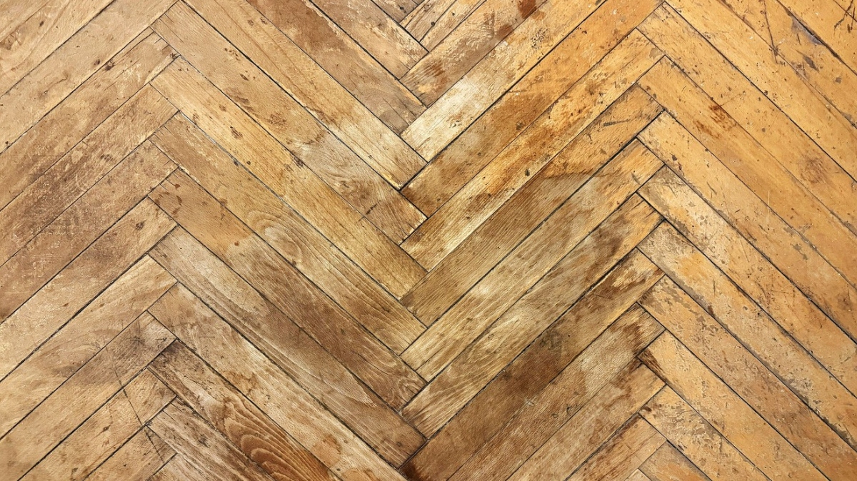 spraskan in obrabljen parket