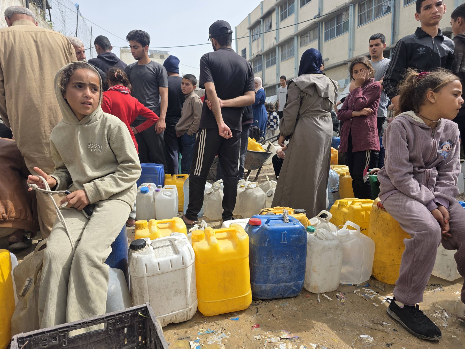 Palestinians in Khan Yunis collect water from tanker trucks a