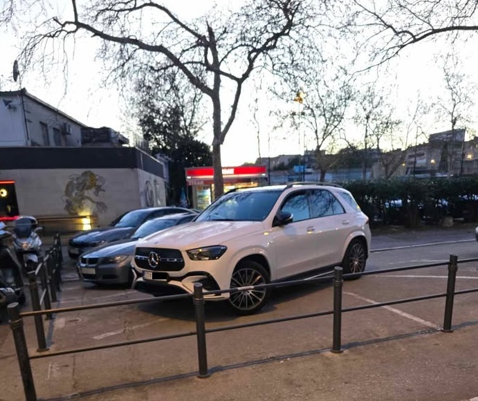 napačno parkiran avtomobil