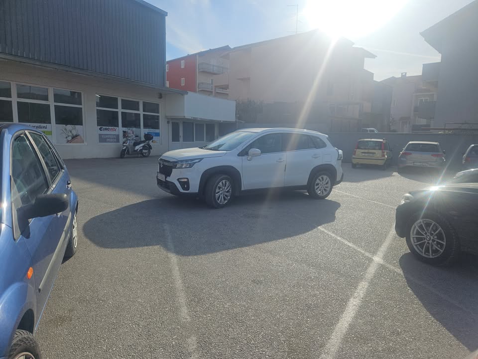 napačno parkiran avtomobil