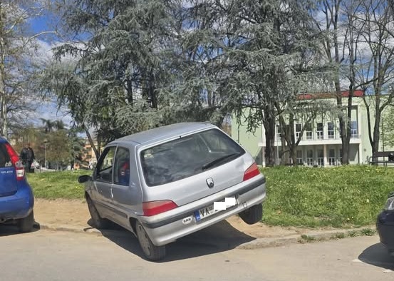 napačno parkiran avtomobil