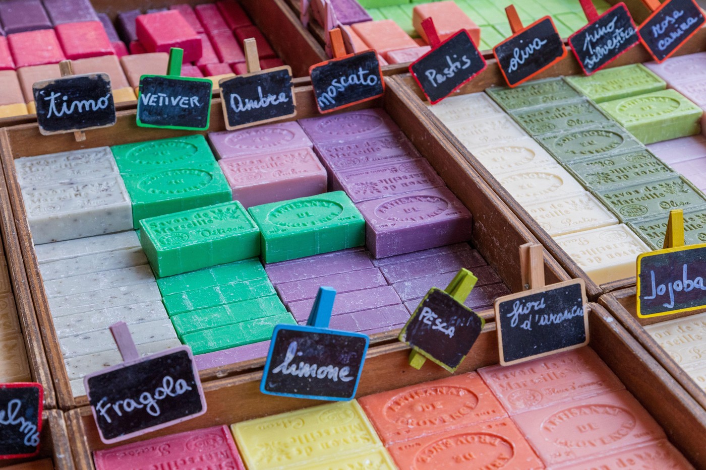 pisana marsejska mila v trgovini