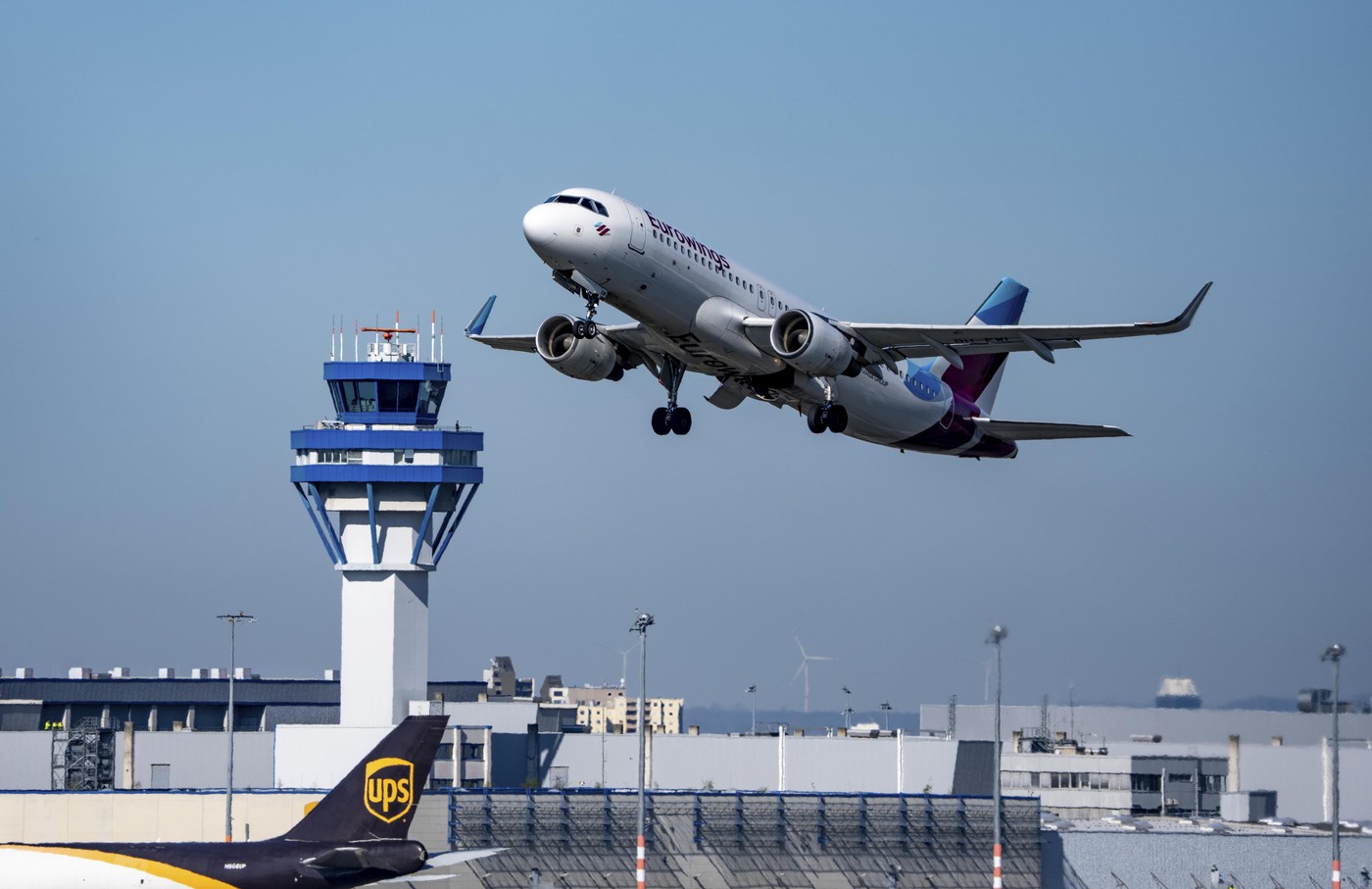 letalo Airbus vzleta z letališča v Kölnu, Nemčija