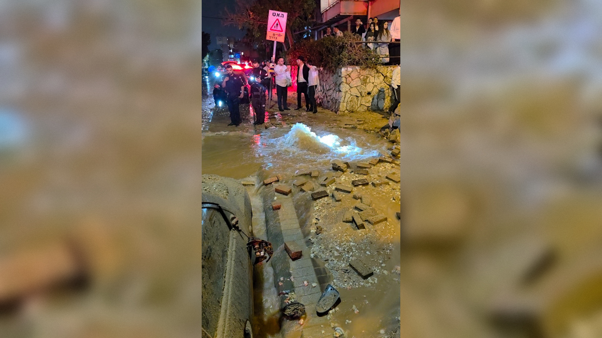 Poškodbe po napadu na izraelski kraj Bnei Brak