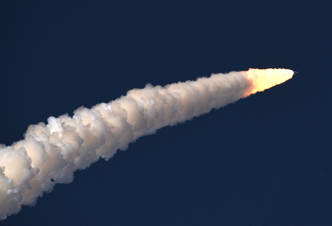 raketa SLS na poti v nizko Zemljino orbito, misija Artemis II, 1. april 2026