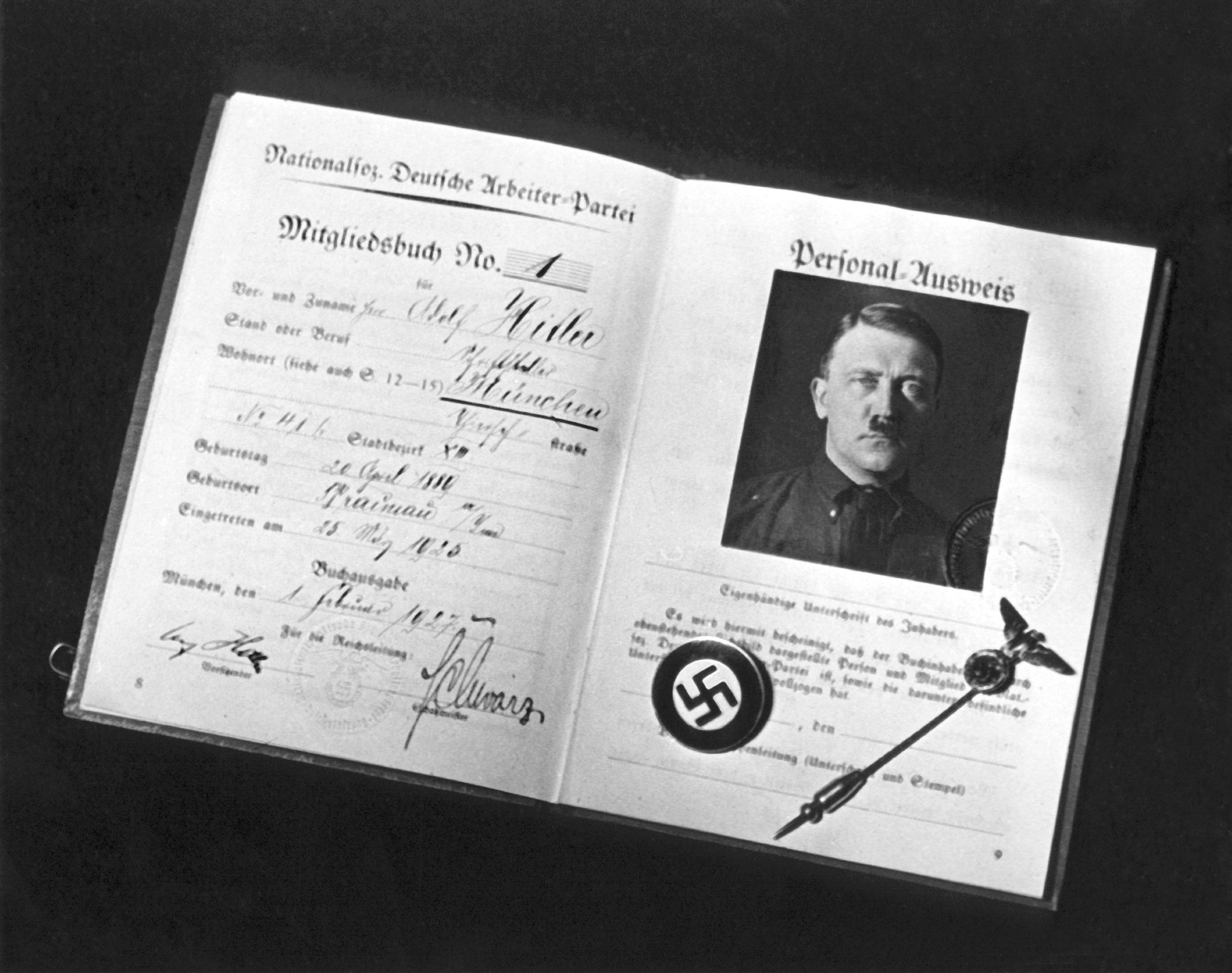 Hitlerjeva članska izkaznica v NSDAP