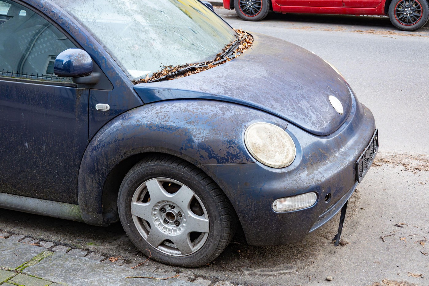 zaprašen umazan parkiran avto