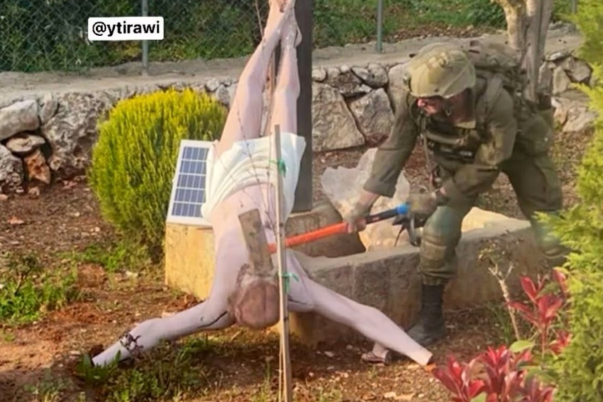 Izraelski vojak s kladivom udarjal po kipu Jezusa