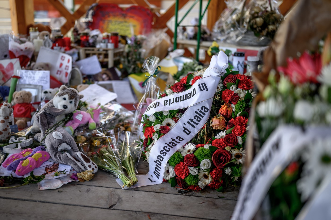 Cvetje pred italijanskim veleposlaništvom v Bernu v spomin na žrtve požara v Crans Montana