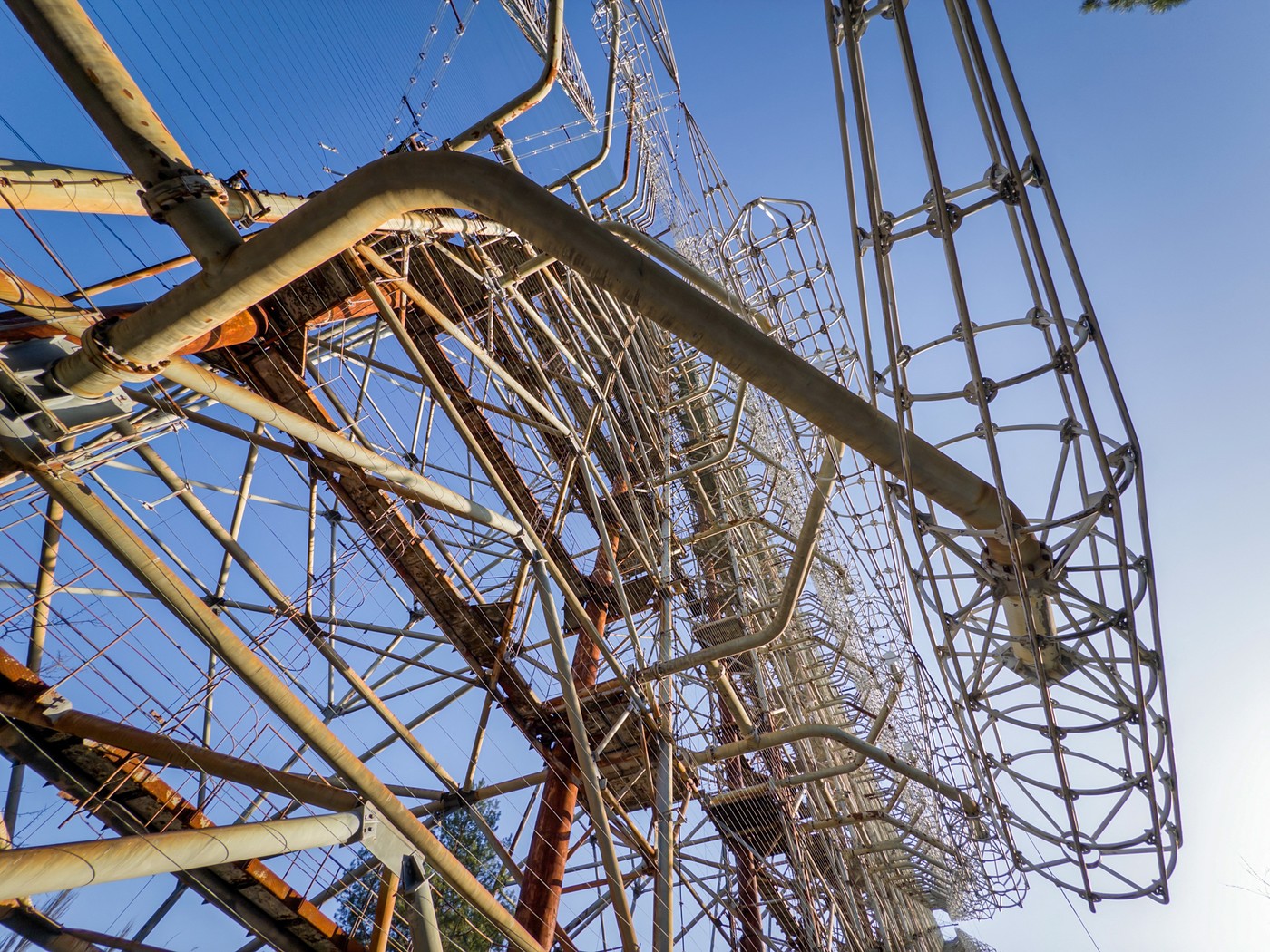 V Pripjatu se nahajajo tudi ostanki ogromnega t. i. Duga radarja iz časa hladne vojne.