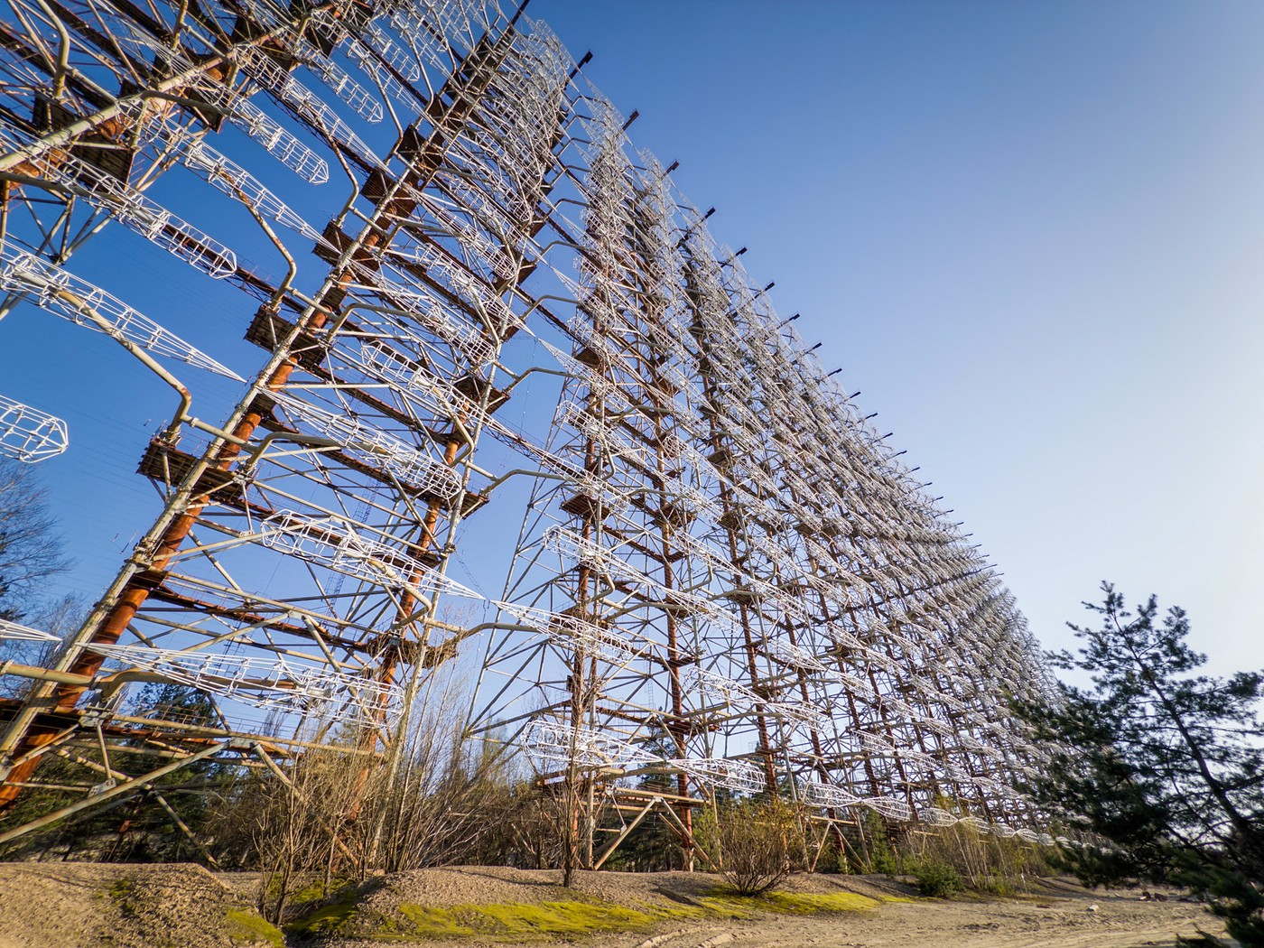V Pripjatu se nahajajo tudi ostanki ogromnega t. i. Duga radarja iz časa hladne vojne.