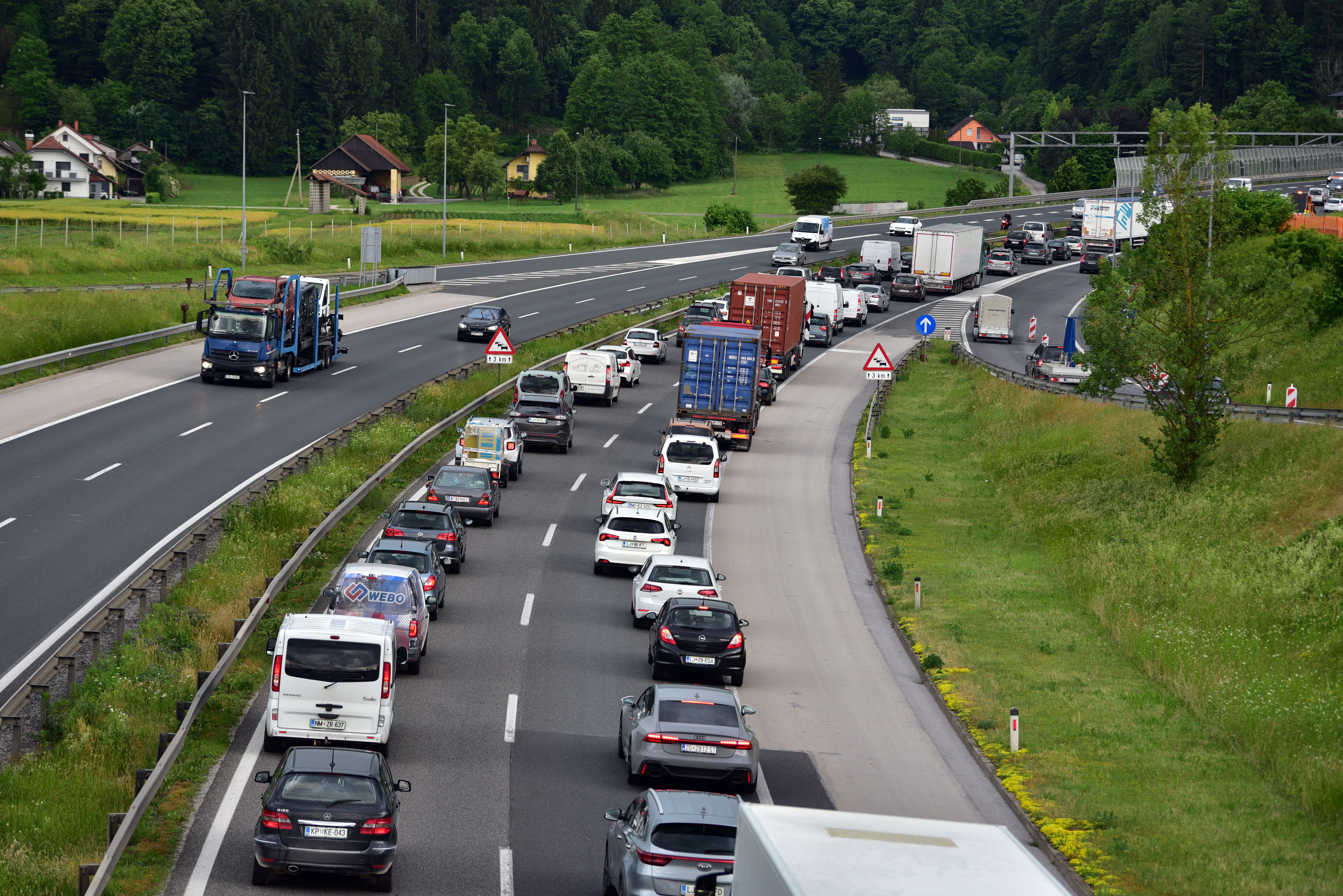Kolone avtomobilov in tovornjakov