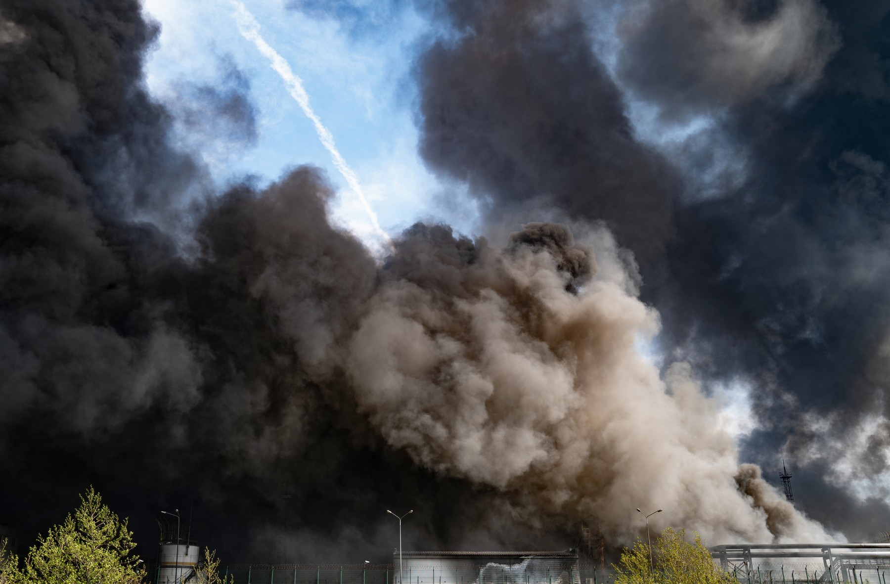 V mestu Tuapse na jugu Rusije so po požaru zabeležili strupen dež in izpuste strupenih plinov.