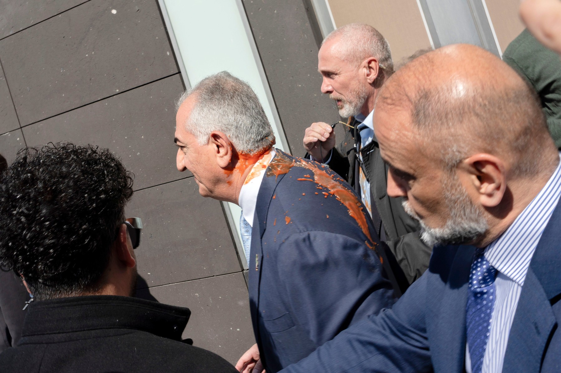 Na protestu v Berlinu s paradižnikovim sokom napadli izgnanega princa Rezo Pahlavija