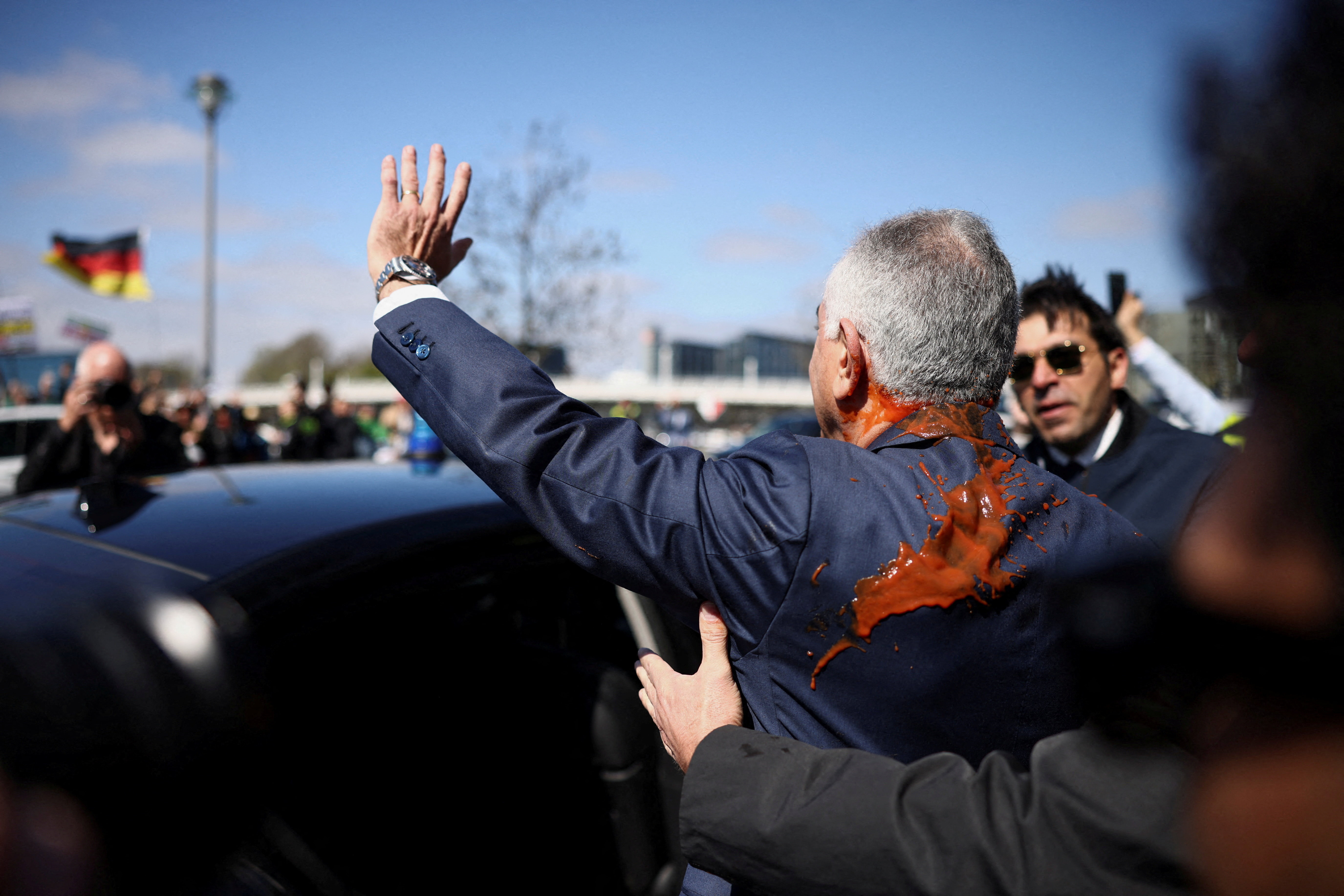 Na protestu v Berlinu s paradižnikovim sokom napadli izgnanega princa Rezo Pahlavija