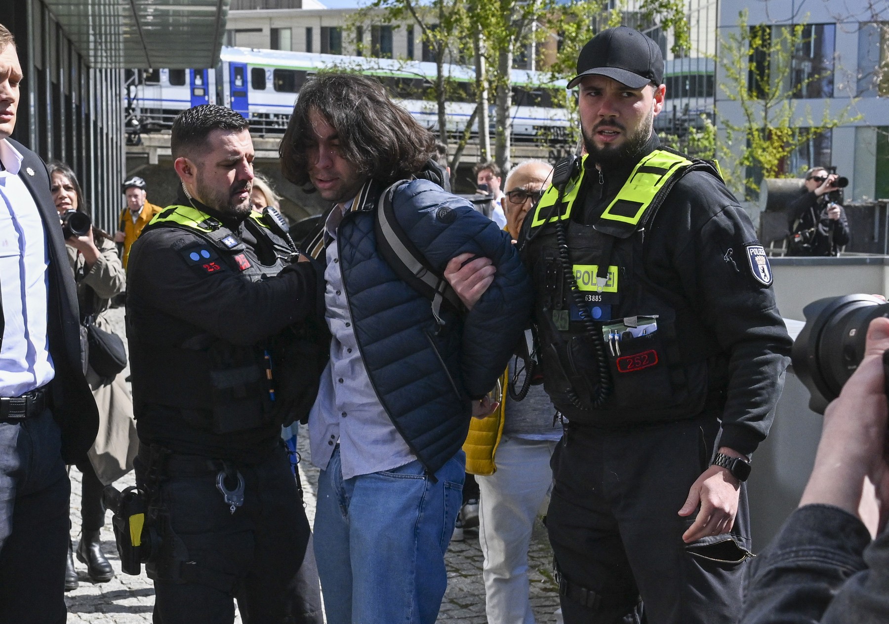 Storilec, ki je Pahlavija napadel s paradižnikovim sokom