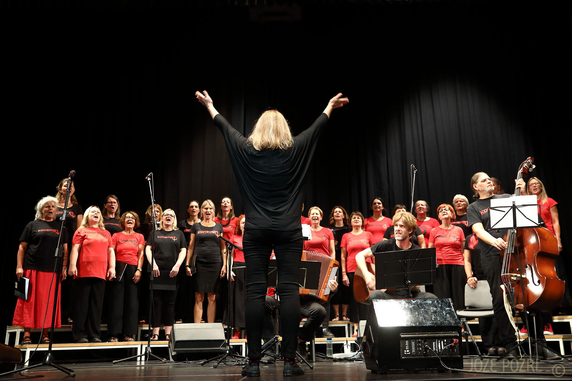 Ženski pevski zbor Kombinat