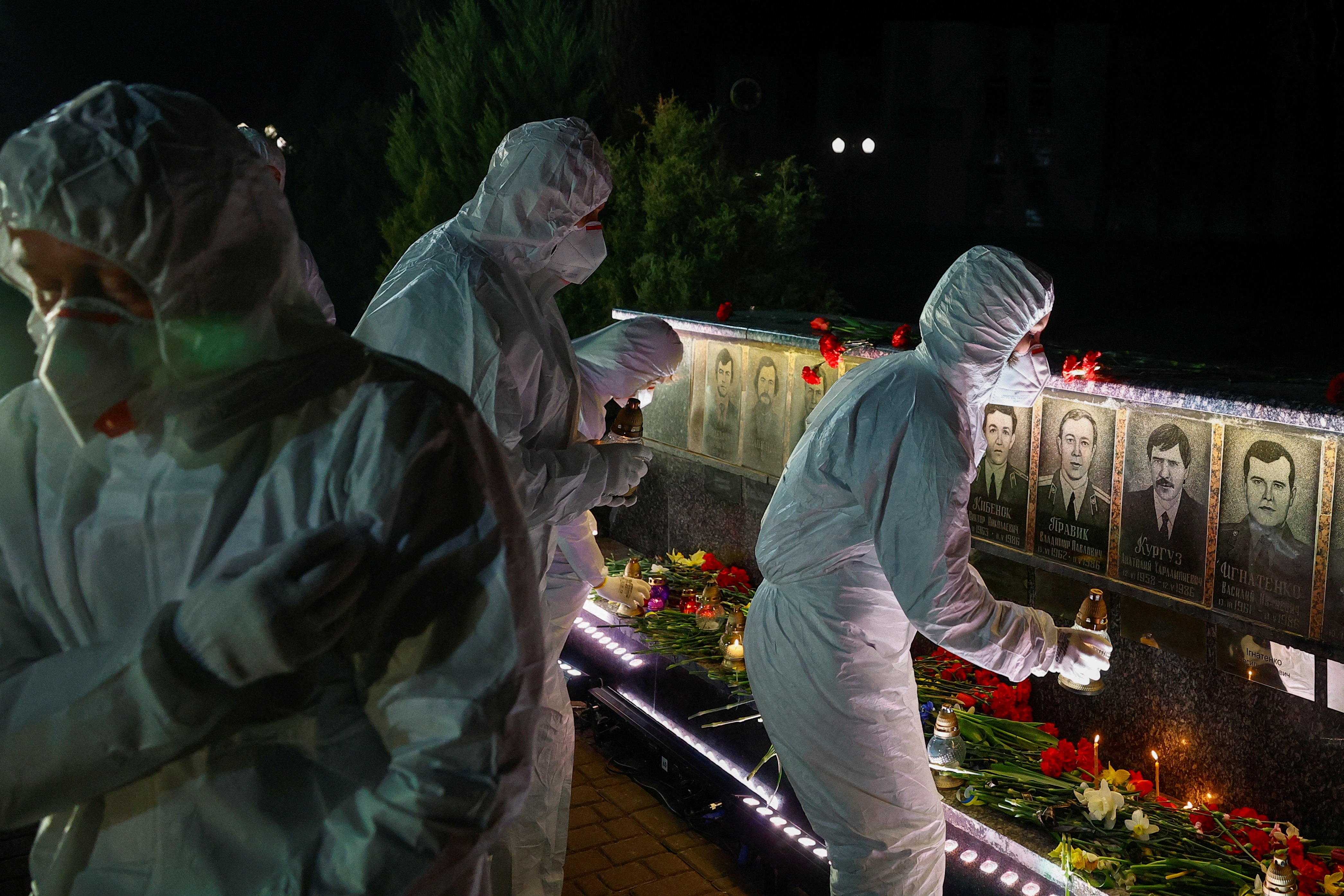 V Ukrajini prižigajo sveče delavcem, ki so umrli v nesreči leta 1986