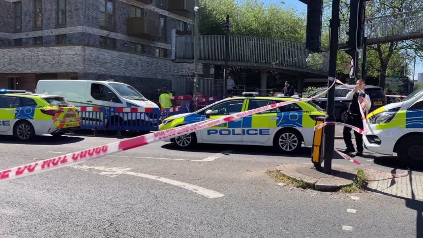 V Londonu napadalec z nožem huje ranil dva moška iz judovske skupnosti