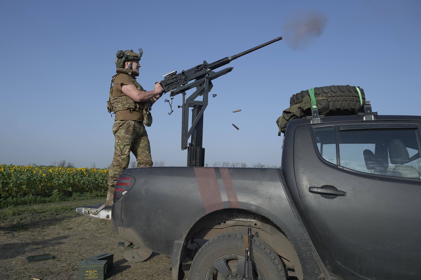 Ukrajinski vojak skuša sestreliti ruski dron