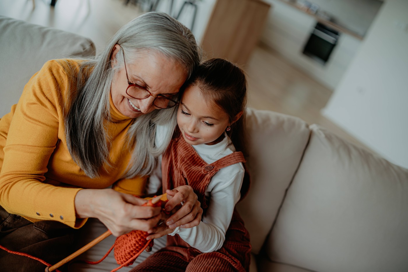 babica uči vnukinjo plesti
