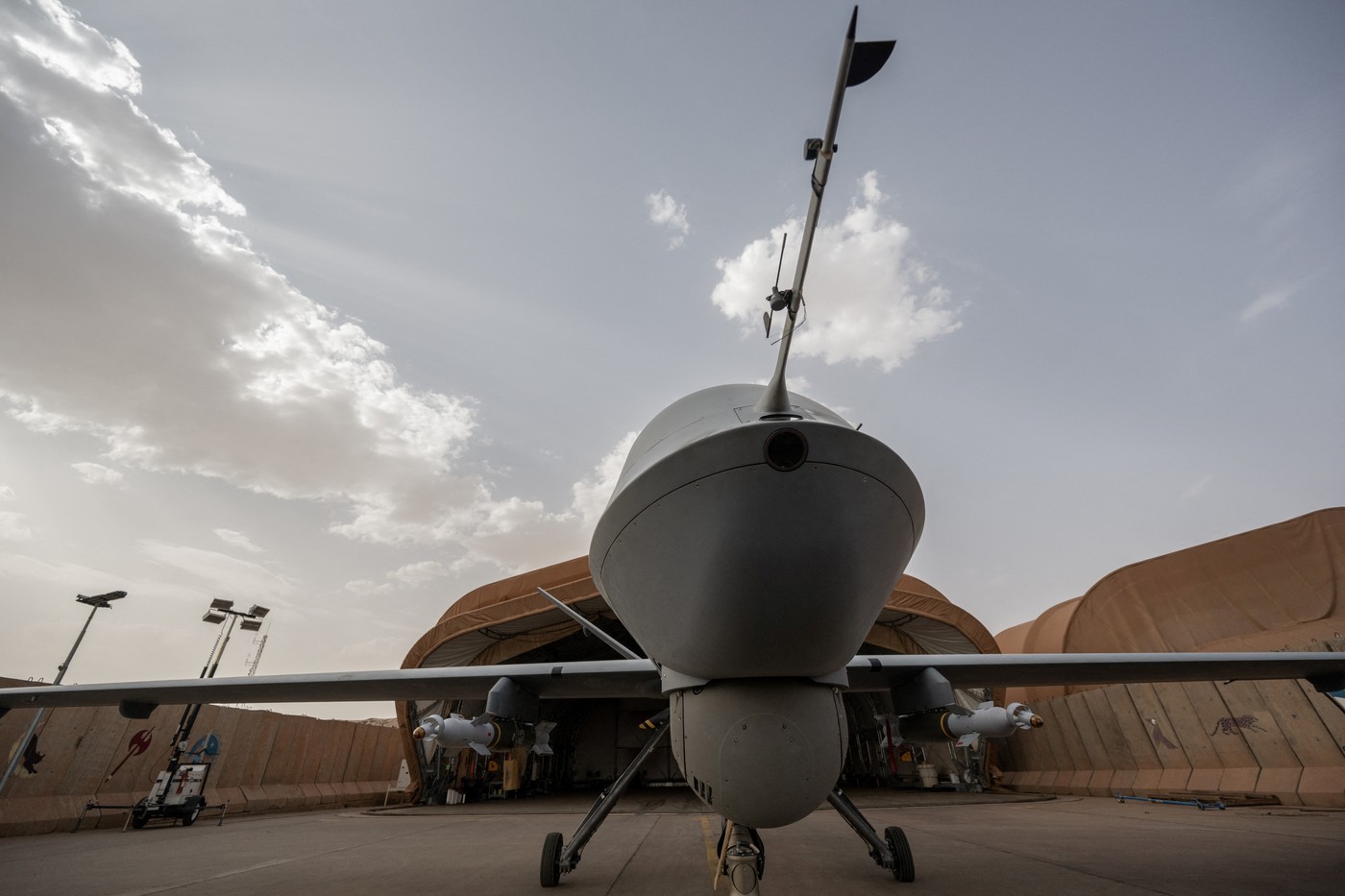 Dron v francoski bazi