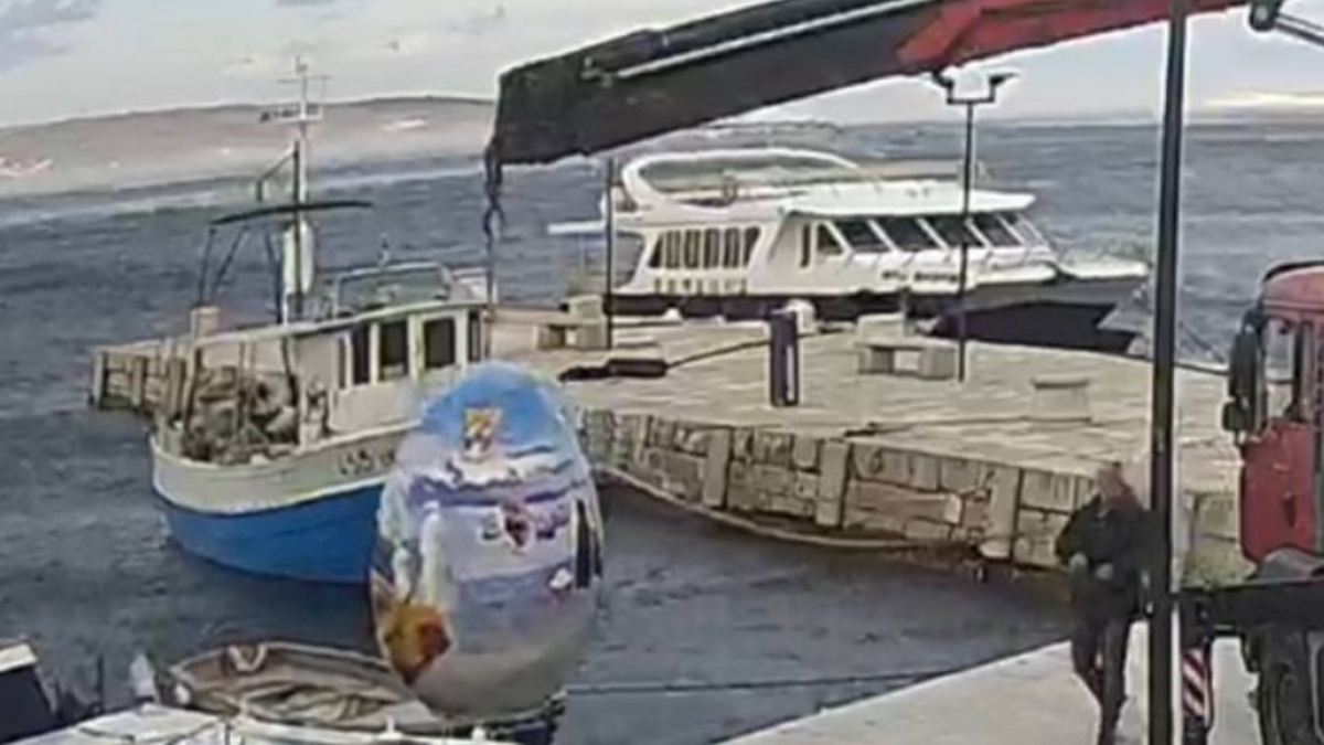 žerjav iz morja vleče velikonočno jajce, okras na obali, ki ga je burja potisnila v morje, Selce Hrvaška