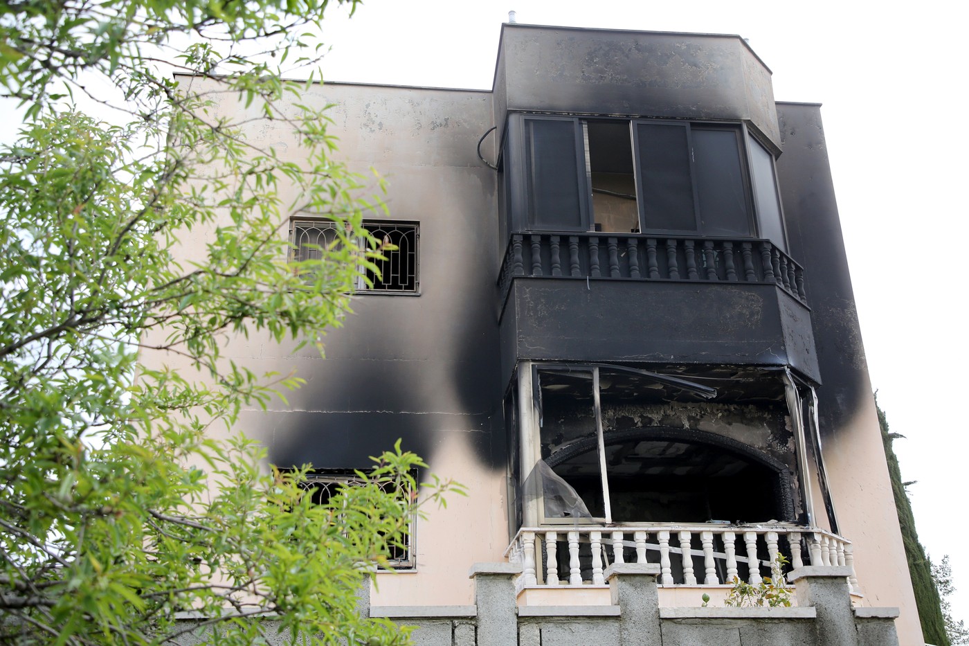 Požgana hiša Palestincev v vasi Deir al-Hatab po napadu izraelskih naseljencev