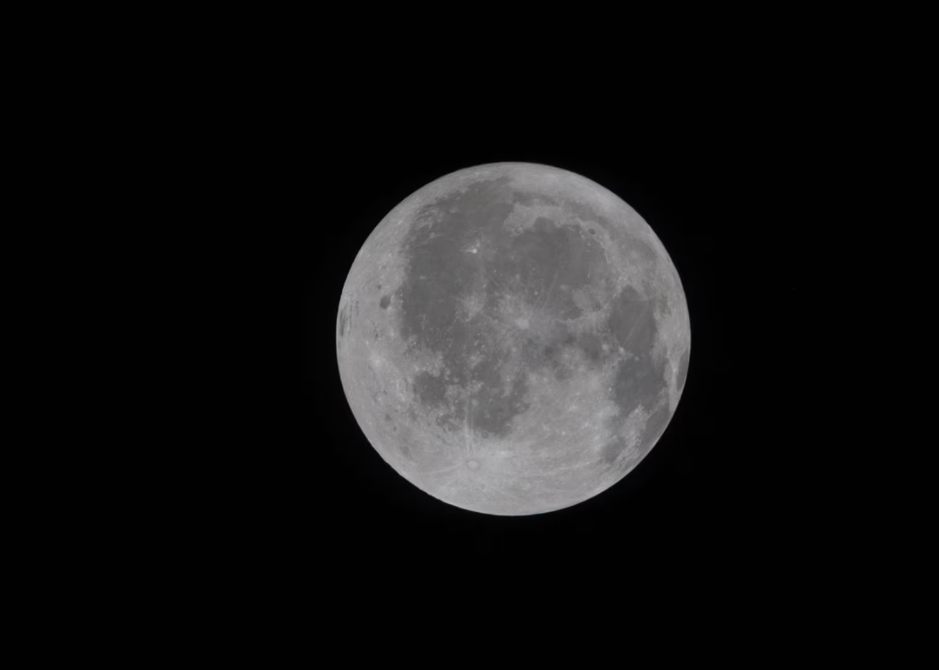Prva fotografija Lune z misije Artemis II prikazuje tudi del bazena Orientale (skrajno levo).