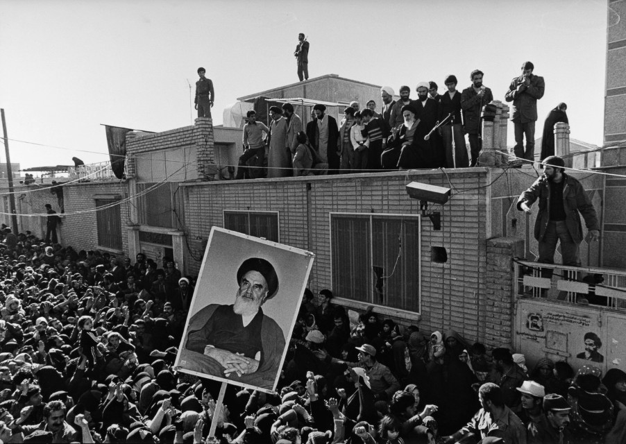 Protest v času islamske revolucije v Iranu leta 1979. Na sliki prvi ajatola Ruholah Homeini