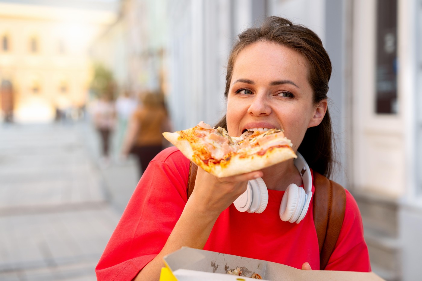 mlada ženska je pico na ulici