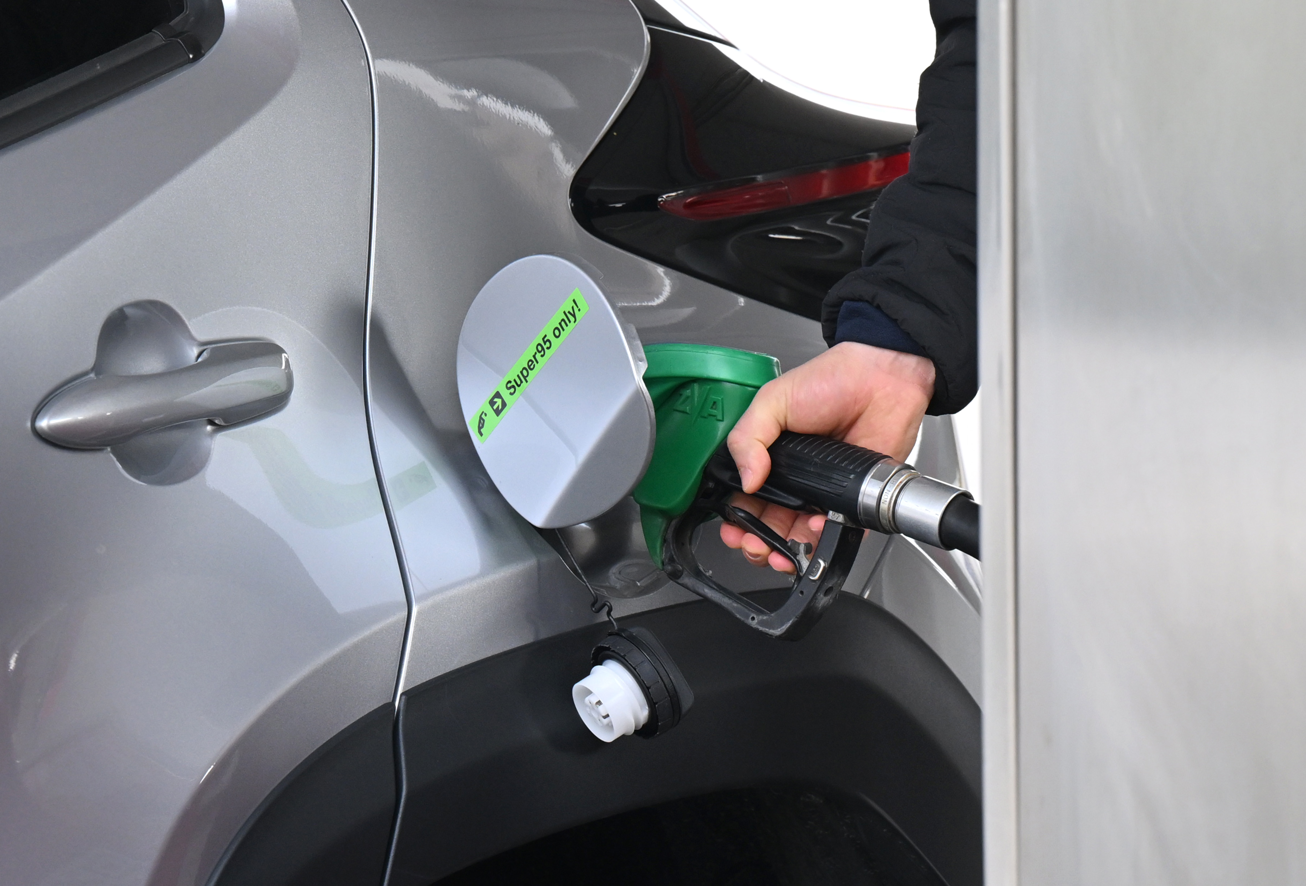 Polnjenje avta na bencinski črpalki