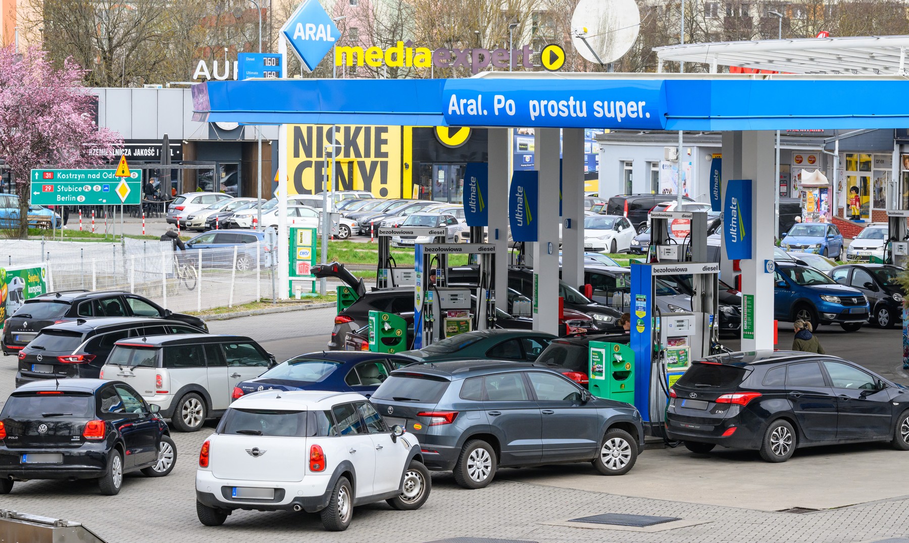 31 March 2026, Poland, Slubice: Vehicles with German license plates are parked at a petrol station