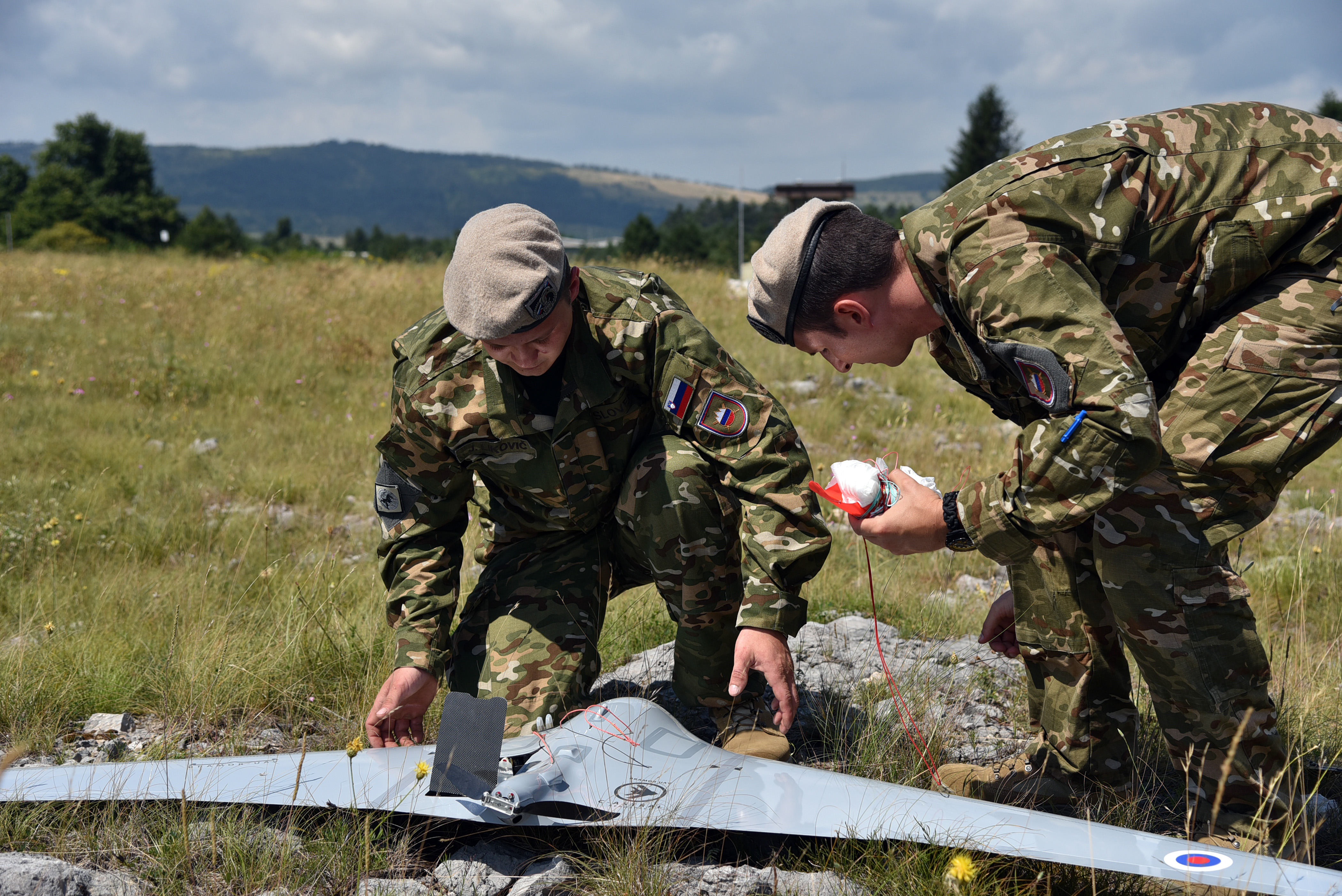 Slovenija, Bac pri Knezaku, 13.07.2016, 13. julij 2016 Vojaka na vojaskem poligonu na Bacu pri Knezaku predstavljata brezpilotno letalo Belin. Slovenska vojska, dron, brezpilotna letala Foto: Borut Zivulovic/BOBO