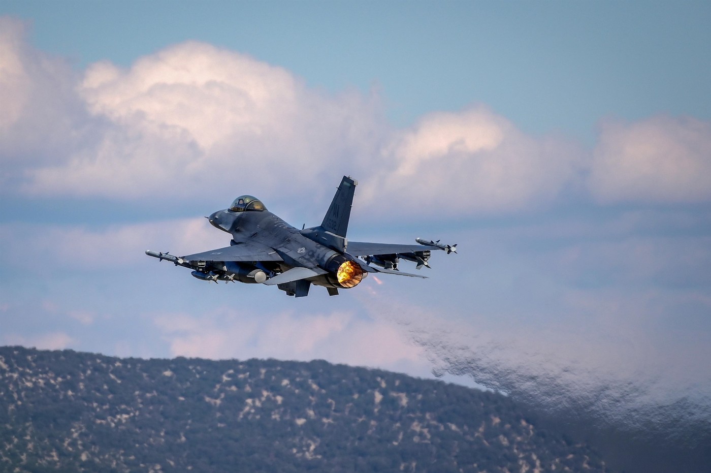 Ameriško lovsko letalo F-16 vzleta iz oporišča Aviano