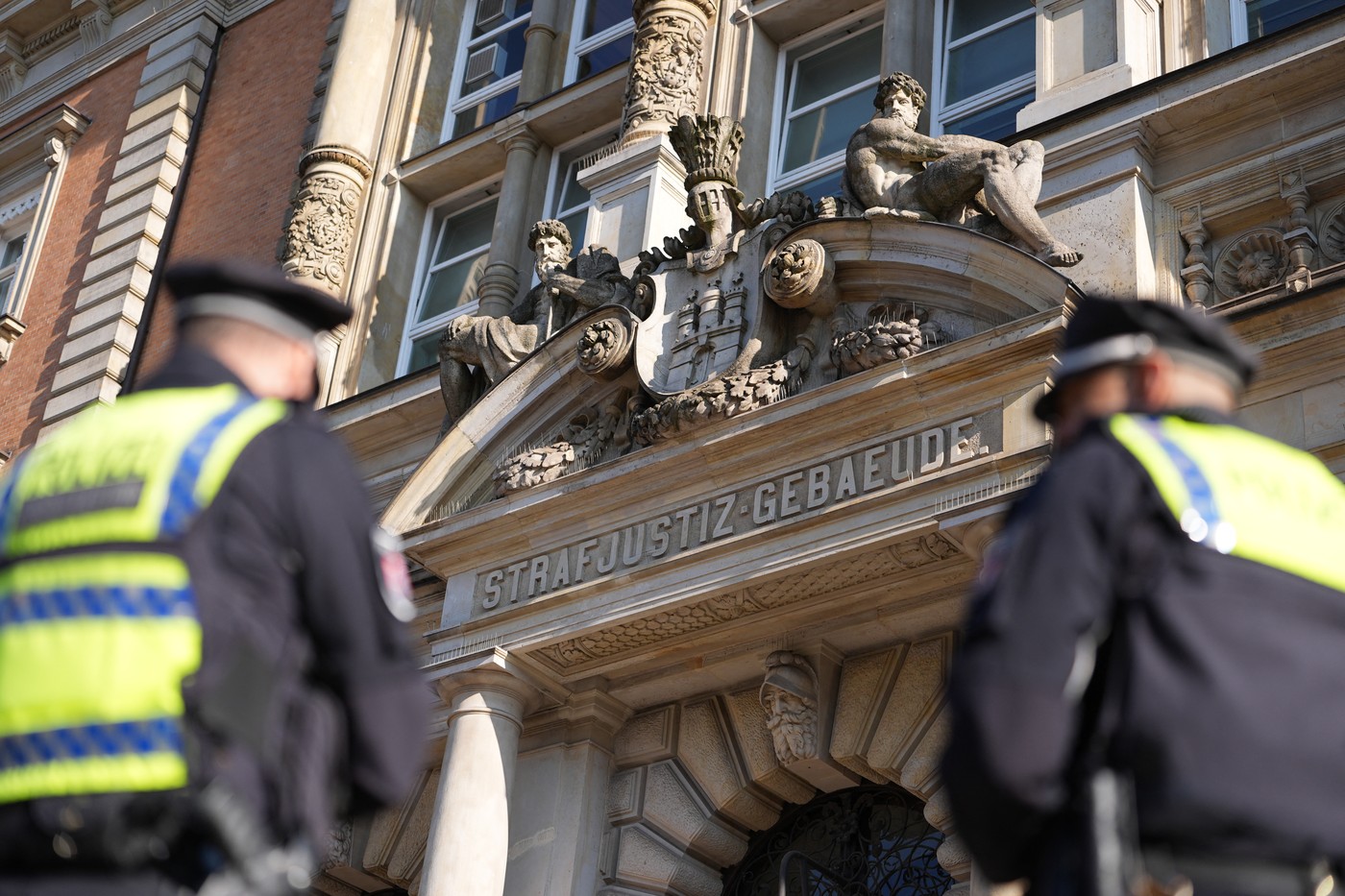 Policisti pred stavbo kazenskega sodišča, kjer je potekalo sojenje proti skrajno desničarski teroristični skupini »Letzte Verteidigungswelle