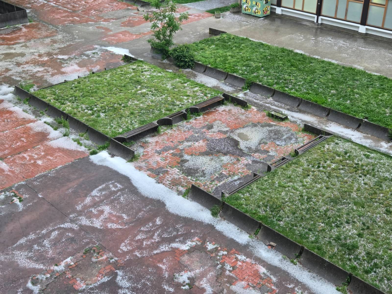 Toča v ljubljanskih Dravljah